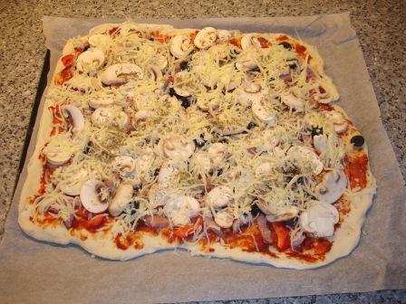 Pizza med skinke og champignon